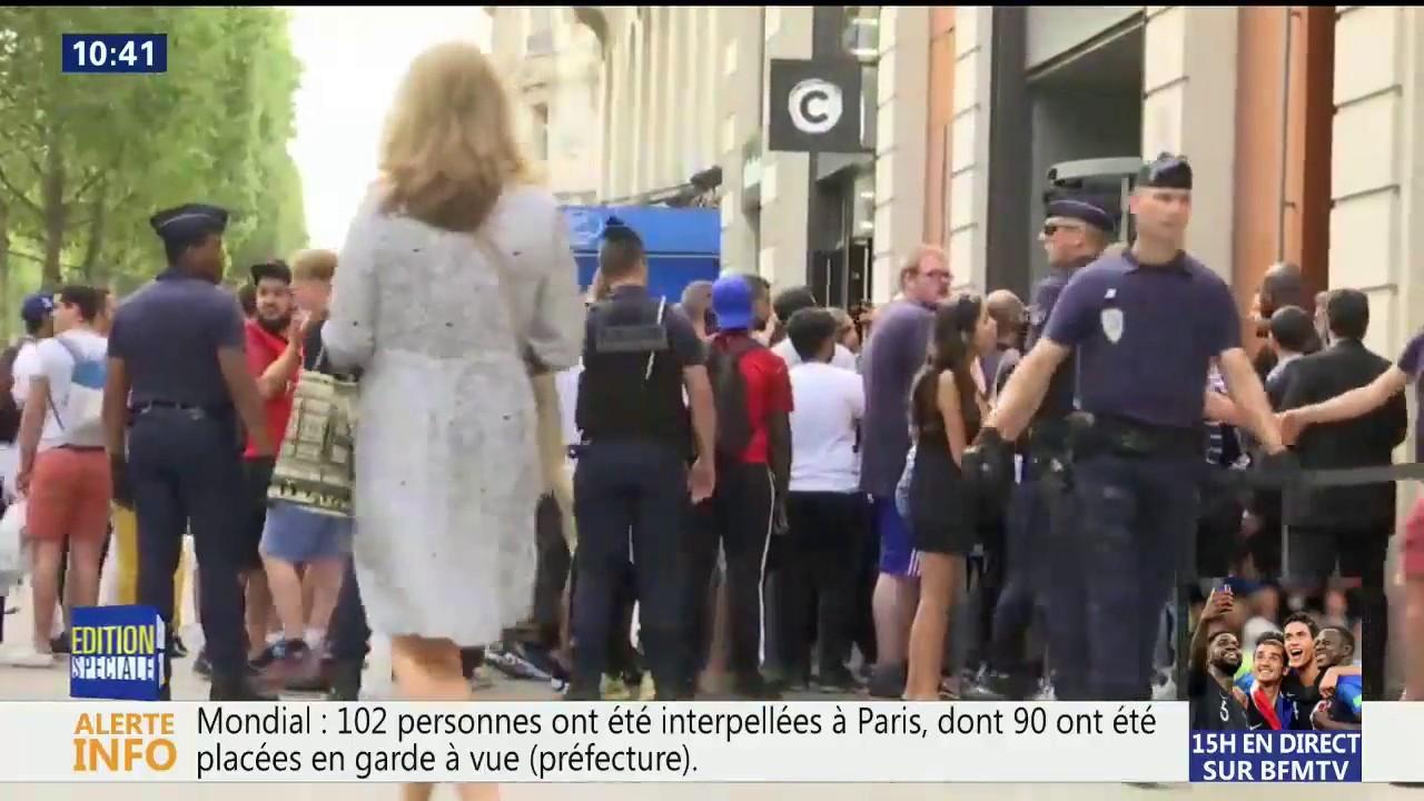 La Police Doit Intervenir Devant La Boutique Nike Pour évacuer Les Supporters Qui Attendent Pour Le Maillot Des Bleus Avec La 2e étoile